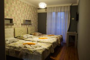 Letto o letti in una camera di Sunrise Hotel