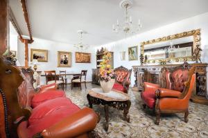 sala de estar con sofá, sillas y mesa en Villa Giulia, en Massa Lubrense