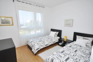 Un pat sau paturi într-o cameră la Apartment Carmen, Žnjan, Split