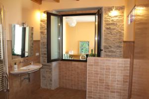 a bathroom with a sink and a mirror at XARDÍN DE ESTRELAS *** in Sarria