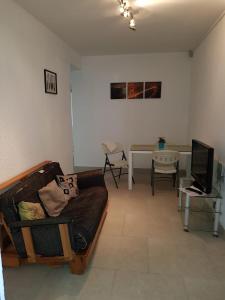 - un salon avec un canapé et une table dans l'établissement Ibiz Tourist Residence 2, à Mahébourg