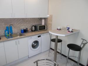 Kuchyň nebo kuchyňský kout v ubytování Apartment near the Forum mall 2 + 26 fotografií