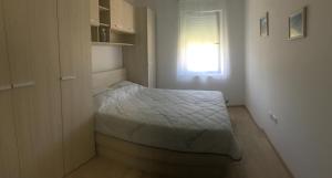 Postel nebo postele na pokoji v ubytování Holly apartman