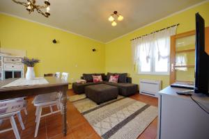 TV a/nebo společenská místnost v ubytování Apartman Marija