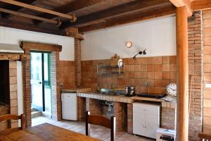 Köök või kööginurk majutusasutuses casa immersa nel verde