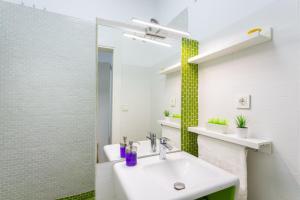 A bathroom at Apartamento Atarazanas Málaga Centro Histórico Még 25 kép