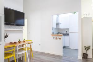 A kitchen or kitchenette at Apartamento Atarazanas Málaga Centro Histórico