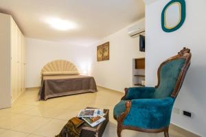 a living room with a chair and a bed at Medina Central in Naples