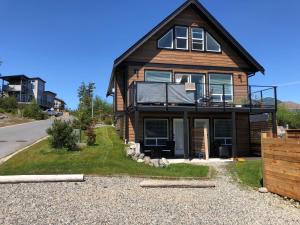 une maison sur une colline avec une allée en gravier dans l'établissement Sounds of the Sea, à Ucluelet