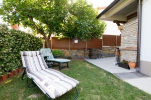 a backyard with a bench and a table and a fire place at Apartmaji Sobe Zvezda in Pobegi