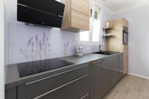 eine Küche mit einer Spüle und einer Arbeitsplatte in der Unterkunft Apartmaji Sobe Zvezda in Pobegi
