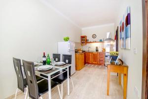 Kuchyň nebo kuchyňský kout v ubytování aloha apartments