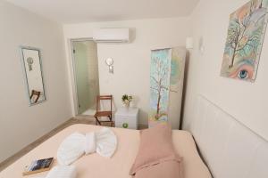 Destina Hotel客房内的一张或多张床位