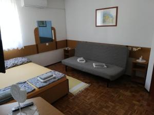 Ein Bett oder Betten in einem Zimmer der Unterkunft Apartmani Laura