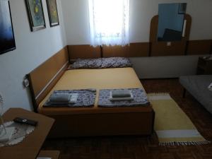 Ein Bett oder Betten in einem Zimmer der Unterkunft Apartmani Laura