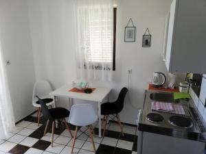 Küche/Küchenzeile in der Unterkunft Apartmani Laura