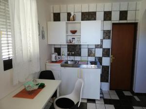 Küche/Küchenzeile in der Unterkunft Apartmani Laura