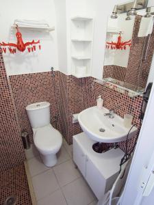 een badkamer met een toilet en een wastafel bij La Casa dei Nonni in Giardini Naxos