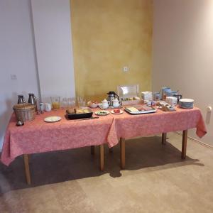 una mesa con un mantel rosa con comida. en Gasthof ´s Gräbele en Tübingen