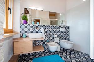 Et badeværelse på Studio First Row to the Sea + 29 billeder