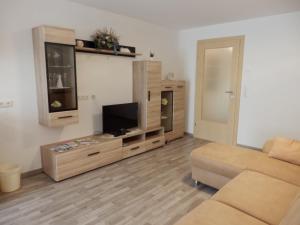 a living room with a couch and a flat screen tv at Ferienwohnungen Strohmayerhof in Rastenfeld