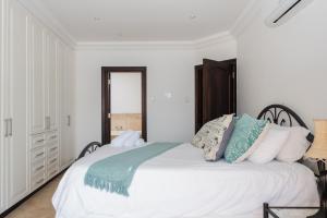 Postel nebo postele na pokoji v ubytování Ballito Manor View 602 - With Generator