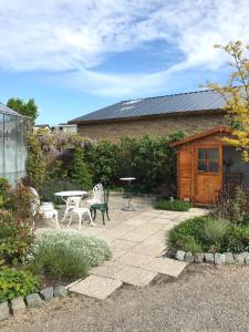 Κήπος έξω από το Cozy tiny house close to Schiphol Ams Airport