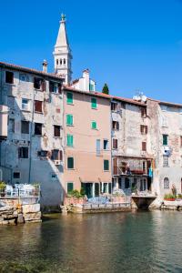 Udsigt til en flod der løber i nærheden af lejligheden