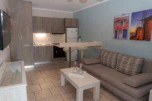 Кухня или мини-кухня в Theoxenia Chios Apartments

