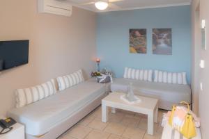 Гостиная зона в Theoxenia Chios Apartments