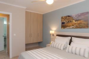 Кровать или кровати в номере Theoxenia Chios Apartments