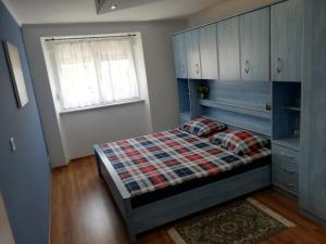 Een bed of bedden in een kamer bij Apartment Sidro
