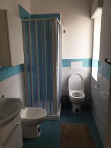 リーパリにあるLipari Suite Apartamentのバスルーム(トイレ、洗面台、シャワー付)