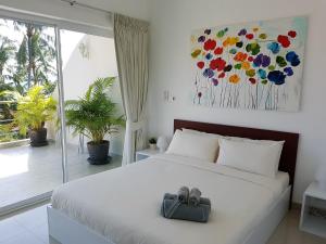 Postel nebo postele na pokoji v ubytování Cosy 3 Bedroom Duplex w/ Private Pool Near Beach!