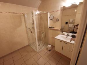 La salle de bains est pourvue d'une douche et d'un lavabo. dans l'établissement Auberge Saint-Jean, à Villequier-Aumont