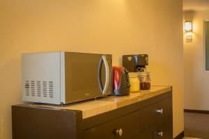 a microwave sitting on top of a counter at BONITTO INN® Tampico Aeropuerto in Tampico