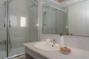Et badeværelse på Theoxenia Chios Apartments