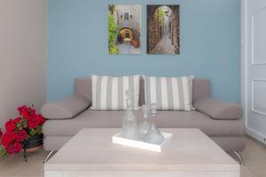 Гостиная зона в Theoxenia Chios Apartments