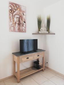 TV a/nebo společenská místnost v ubytování Au Sabluline chambres d'hôtes gîtes