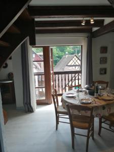 een eetkamer met een tafel en een balkon bij Gîte Les papillons in Ribeauvillé