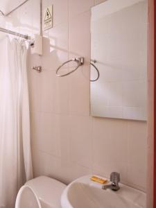 La salle de bains est pourvue de toilettes, d'un lavabo et d'un miroir. dans l'établissement Club Hans Manantial, à Santa Rosa de Quives