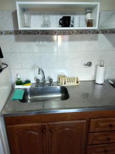 聖羅莎的住宿－G&G DPTOS，厨房柜台配有不锈钢水槽