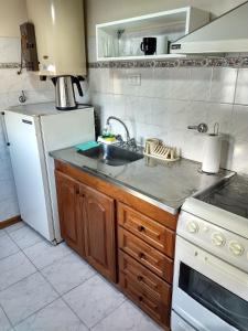 una cucina con lavandino e frigorifero bianco di G&G DPTOS a Santa Rosa