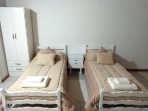 um quarto com 2 camas e uma cómoda em G&G DPTOS em Santa Rosa