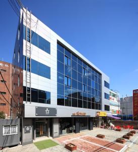 un edificio de oficinas con muchas ventanas en Dream House, en Seúl