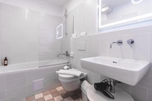 Second Life in Piran - Hotel Zala Piran with private parking and shuttle service的一间浴室