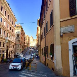 ローマにあるGuest Apartment Montiの建物横道路駐車