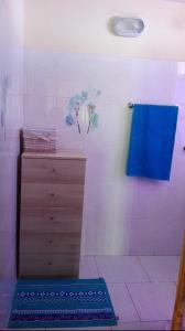 een badkamer met een douche en een blauwe handdoek bij Apartamentos Villa in Ponta do Sol +51 foto's