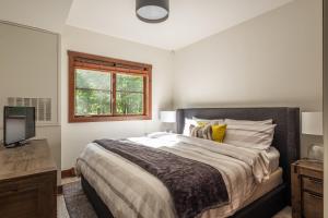 モントランブランにあるTremblant Prestige - Étoile 1520-3の大きなベッドと窓のある寝室 +11枚の写真