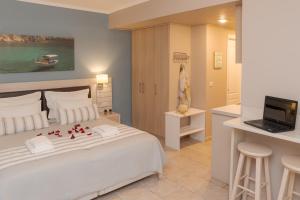 Кровать или кровати в номере Theoxenia Chios Apartments